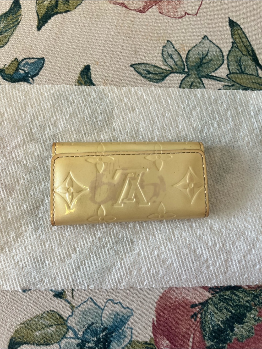 Preowned Louis Vuitton Beige Patent Monogram Key Holder